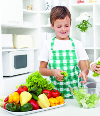 عکس پسربچه و سبزیجات