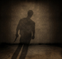 عکس سایه مرد با تفنگ روی دیوار