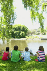 عکس بچه ها در کنار دریاچه