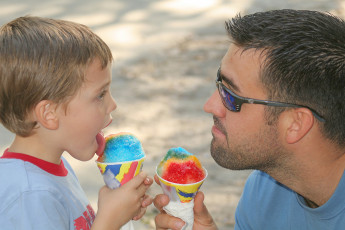 عکس پدر و پسر در حال بستنی خوردن