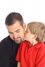 عکس پسربچه در حال بوسیدن پدر