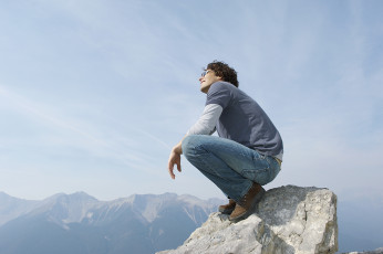 عکس مرد روی صخره در کوه