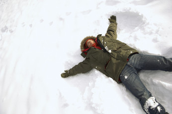 عکس مرد خوابیده در برف