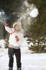 عکس دختر در حال برف بازی کردن