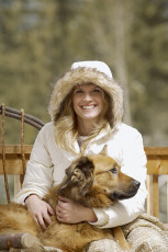 عکس دختر با لباس زمستانی و سگ