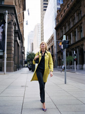عکس زن با لباس زرد در خیابان