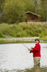 عکس زن در حال ماهیگیری