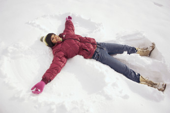 عکس زن خوابیده روی برف