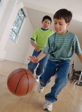 عکس بازی بچه ها با توپ بسکتبال