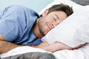 عکس خوابیدن مرد در رختخواب