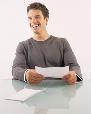 عکس مرد با نامه در دست
