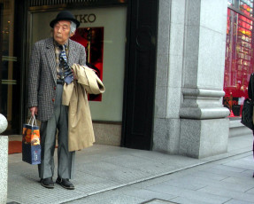 عکس مرد پیر با کت و شلوار در خیابان