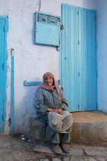 عکس زن پیر نشسته