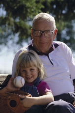 عکس دختربچه با پدربزرگ عینکی