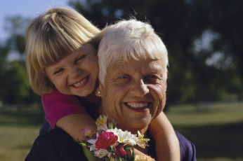 عکس مادربزرگ و نوه دختر