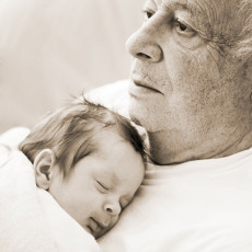 عکس مرد پیر و نوزاد
