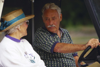 عکس پیرمرد و پیرزن در ماشین