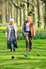 عکس پیرزن و پیرمرد در پارک