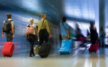 عکس مسافران با چمدان در فرودگاه