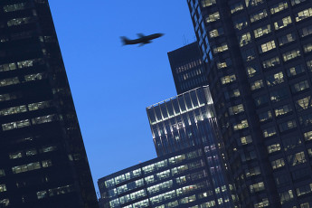 عکس پرواز هواپیما در کنار ساختمان