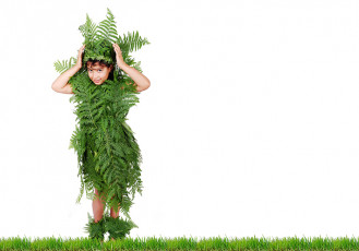 عکس پسربچه پوشیده از گیاه