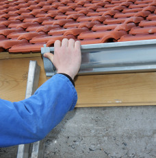 عکس سقف شیروانی و دست تعمیرکار