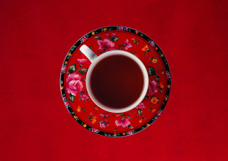 عکس فنجان قرمز طرح دار چایی