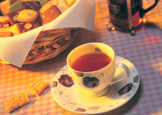 عکس فنجان چایی با طرح گلهای رنگی