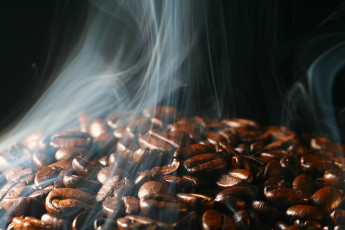عکس دانه قهوه و بخار قهوه
