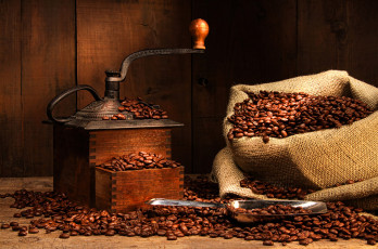 عکس دانه های قهوه و آسیاب قدیمی