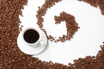 عکس فنجان قهوه و دانه های قهوه