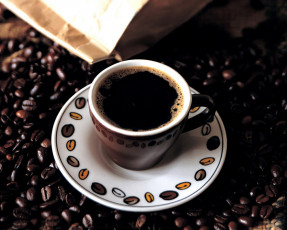 عکس فنجان قهوه و دانه قهوه