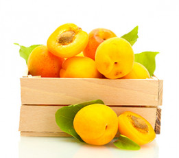 عکس میوه زردآلو در صندوق