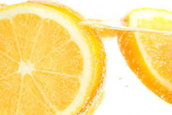 عکس یک قاچ لیمو در آب