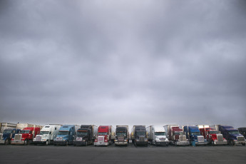 عکس کامیون ها در پارکینگ