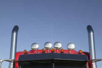 عکس و نمایی از چراغ های بالای کامیون