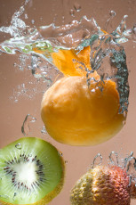عکس زردآلو،کیوی و توت فرنگی در آب