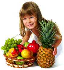 عکس دختر در کنار میوه