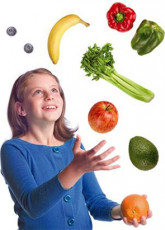 عکس دختربچه با میوه