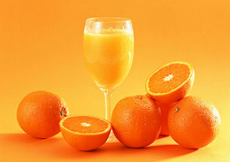 عکس لیوان آب پرتقال بهمراه پرتقال