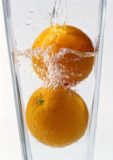 عکس میوه پرتقال در لیوان آب