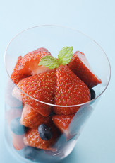 عکس قطعات توت فرنگی در لیوان
