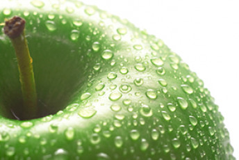 عکس سیب با قطرات آب