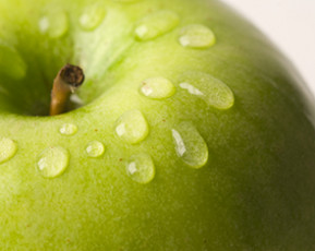 عکس سیب با قطره های آب