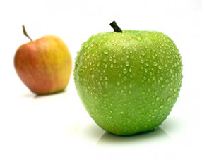 عکس سیب زرد و سبز در یک کادر