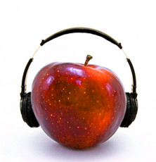 عکس زیبای سیب هدفون در گوش
