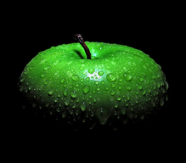 عکس سیب سبز در زمینه مشکی