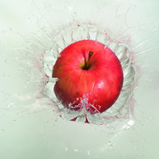 عکس سیب قرمز در آب