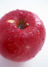 عکس سیب سرخ همراه قطرات آب