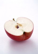 عکس سیب  سرخ نصف شده